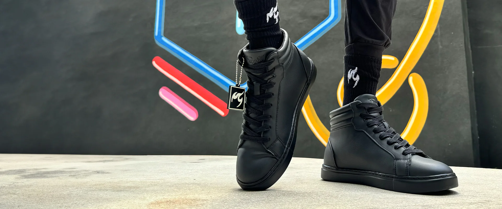 Front Page -Bearpaw Shop All Black HT Homepage banner 1920x800